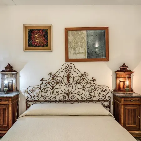 Biancalunagiulia بيت ضيافة 4*